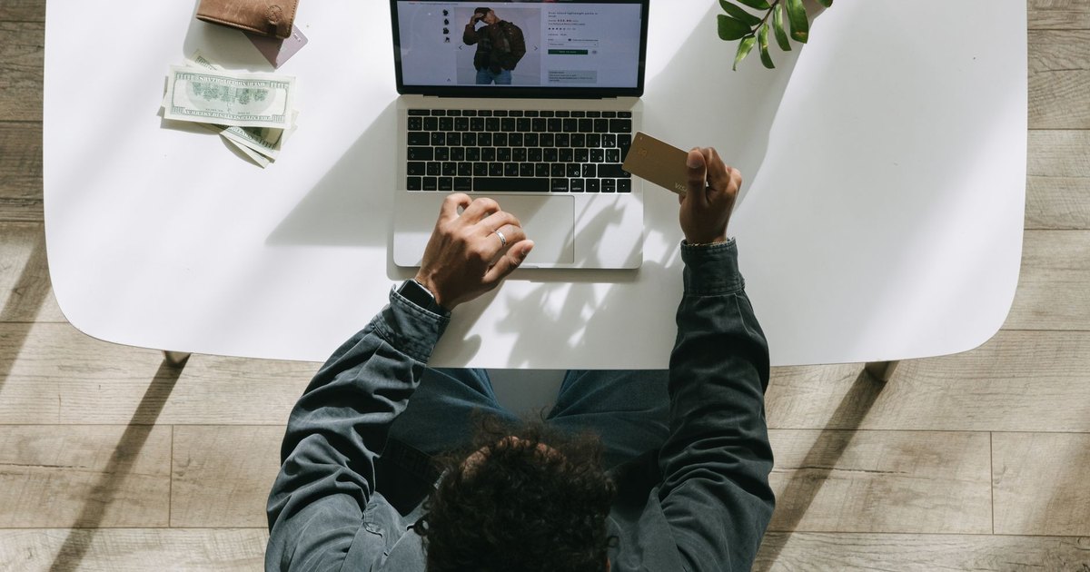 Staying Safe Meeting Someone From an App or Marketplace