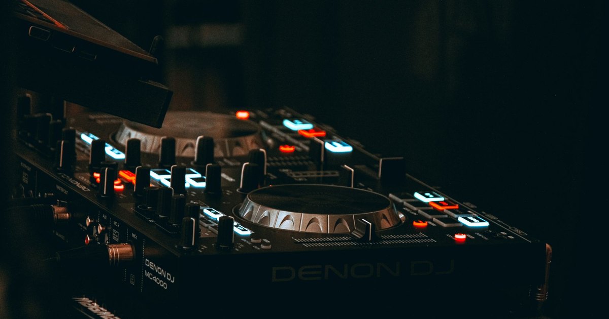 How to vet a wedding DJ before you book